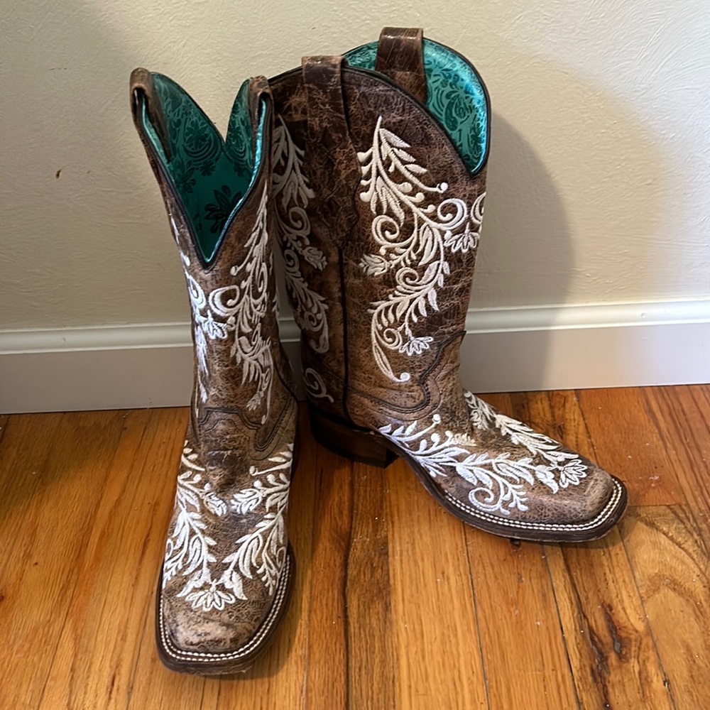 Corral Embroidered CowGirl Boots